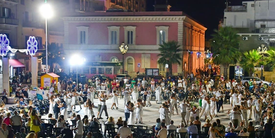 Coppie in pista alla Notte Bianca in piazza